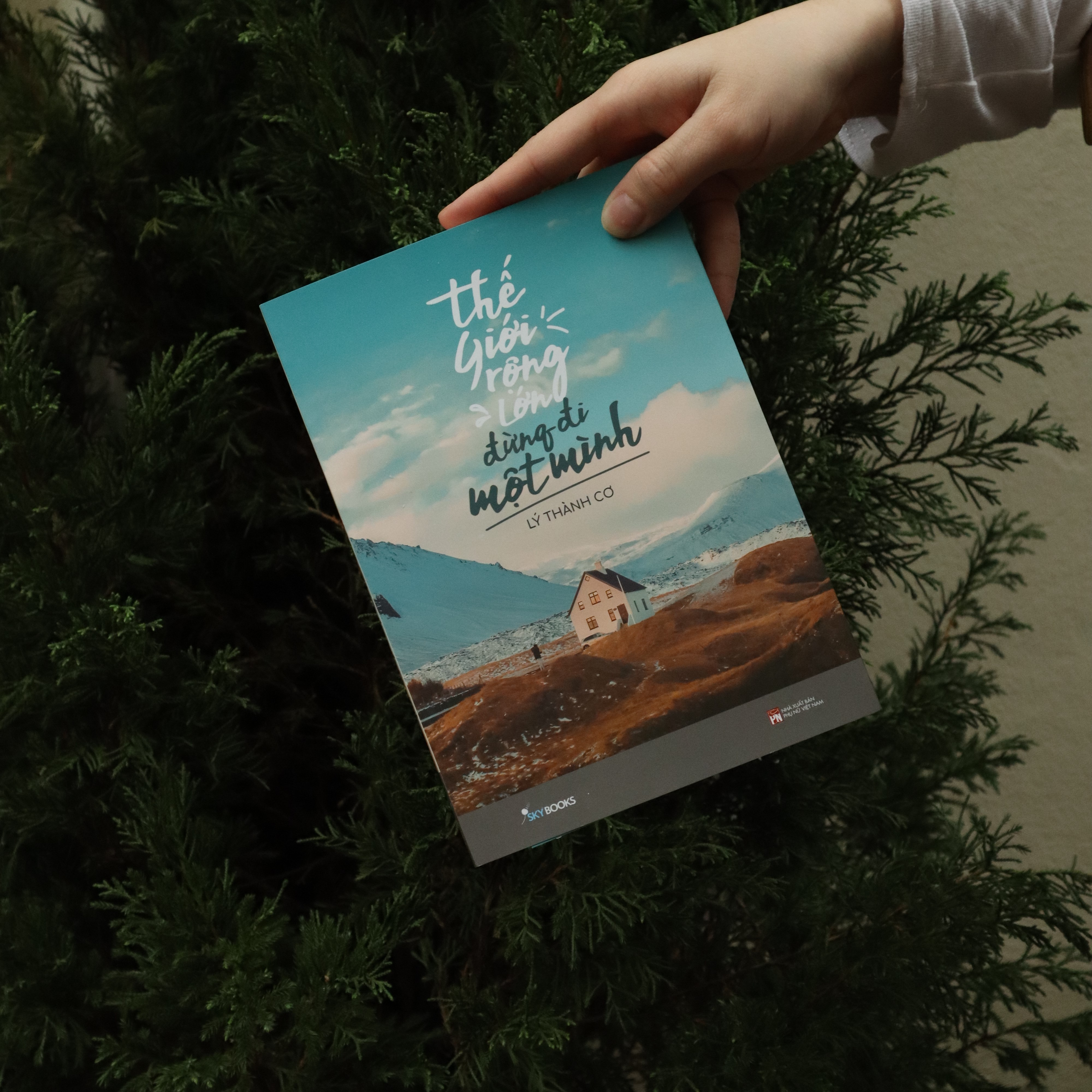 thế giới rộng lớn đừng đi một mình - tặng kèm bookmark + postcard - Ảnh 6