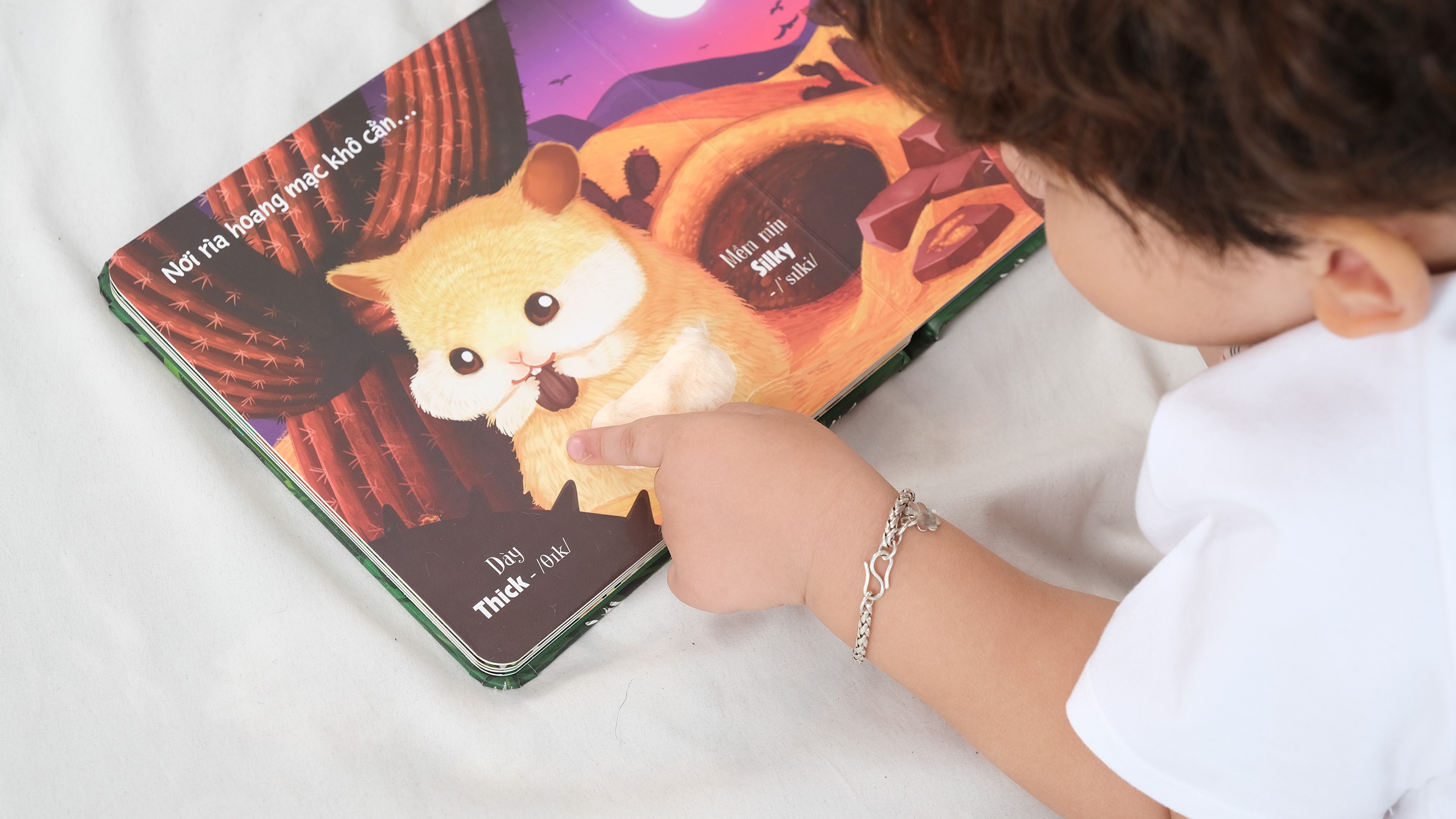 touch and feel - sách sờ chạm khám phá - thế giới động vật - một ngày giữa thiên nhiên - Ảnh 4