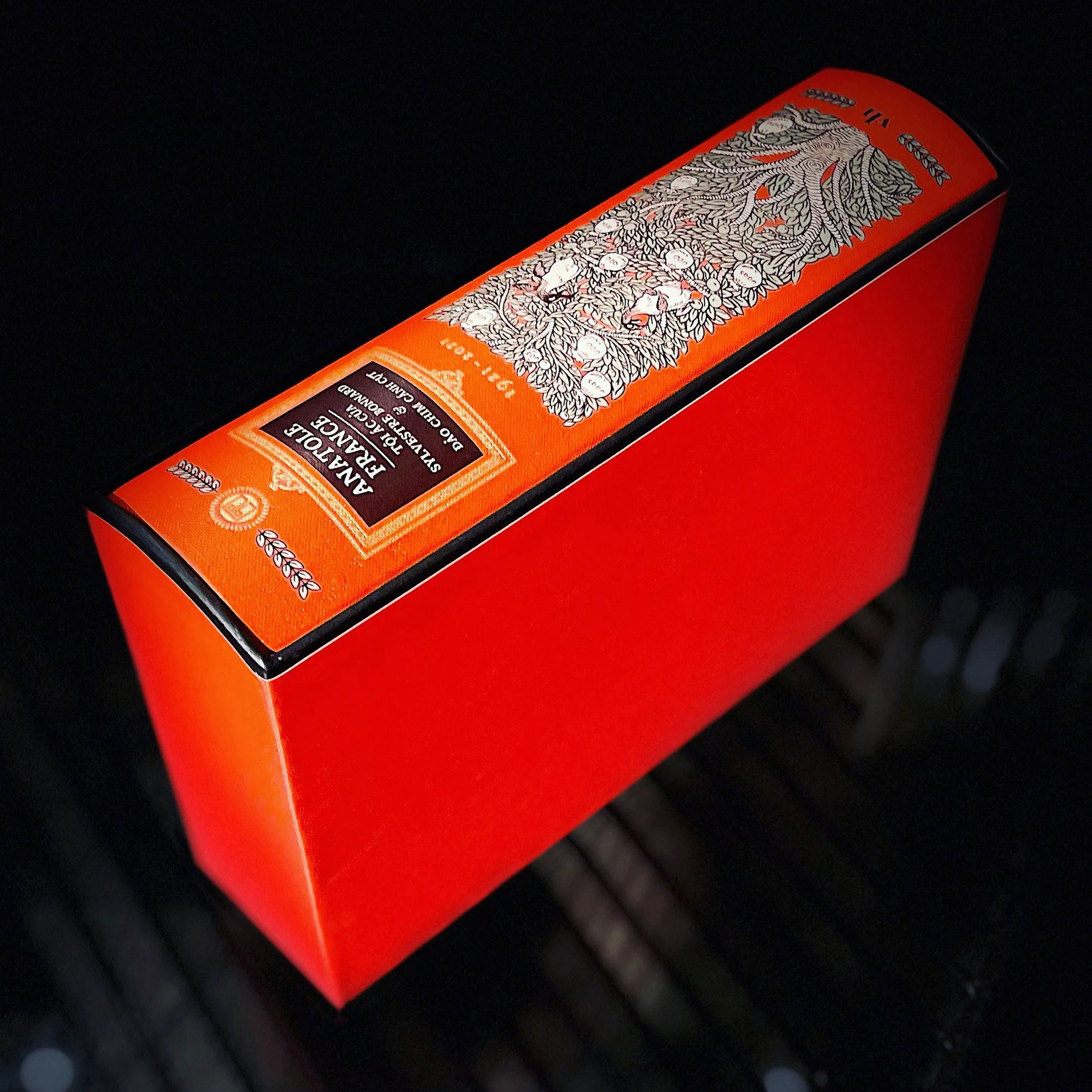 trăm năm nobel - tội ác của sylvestre bonnard và đảo chim cánh cụt - ấn bản giới hạn - bìa cứng - Ảnh 4