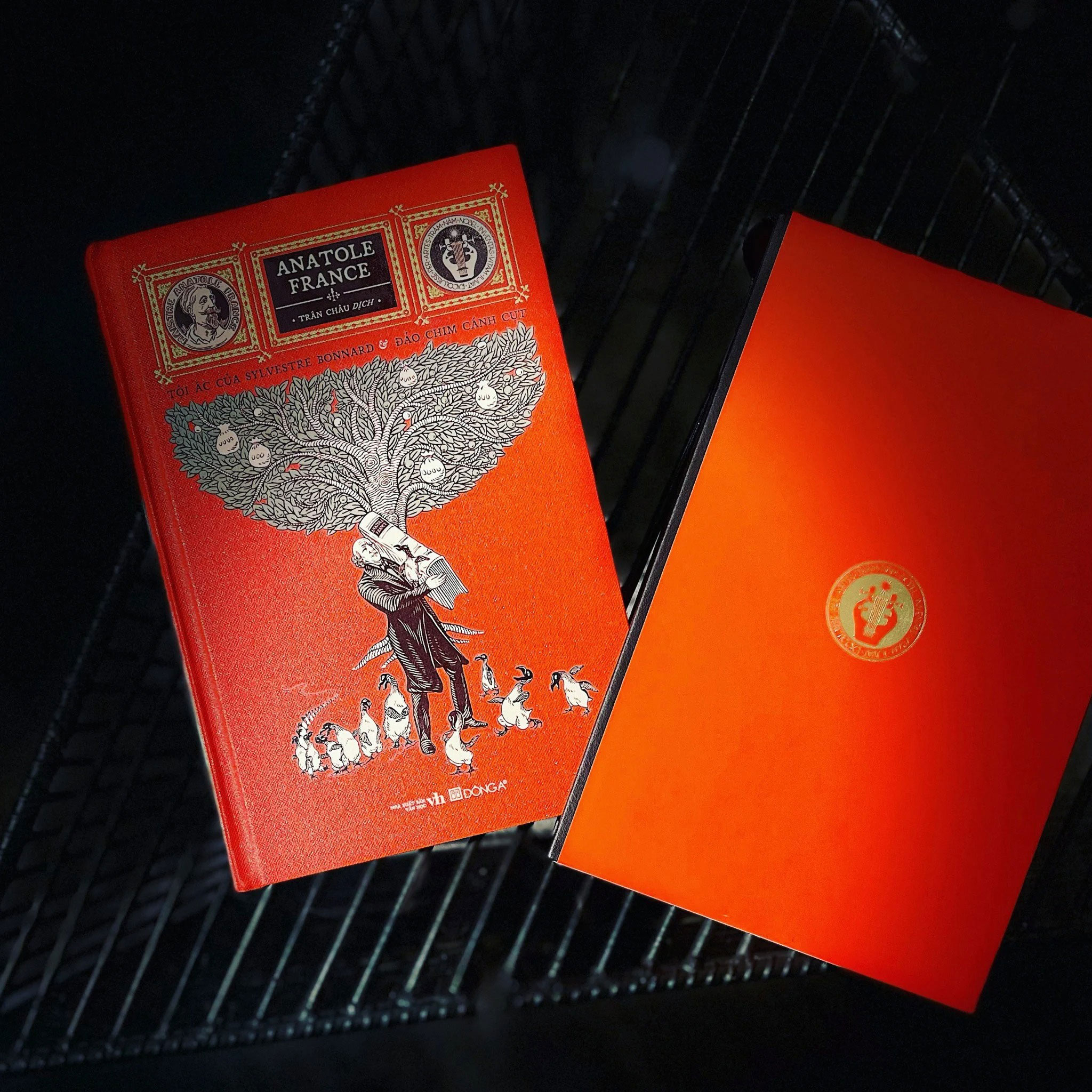 trăm năm nobel - tội ác của sylvestre bonnard và đảo chim cánh cụt - ấn bản giới hạn - bìa cứng - Ảnh 6