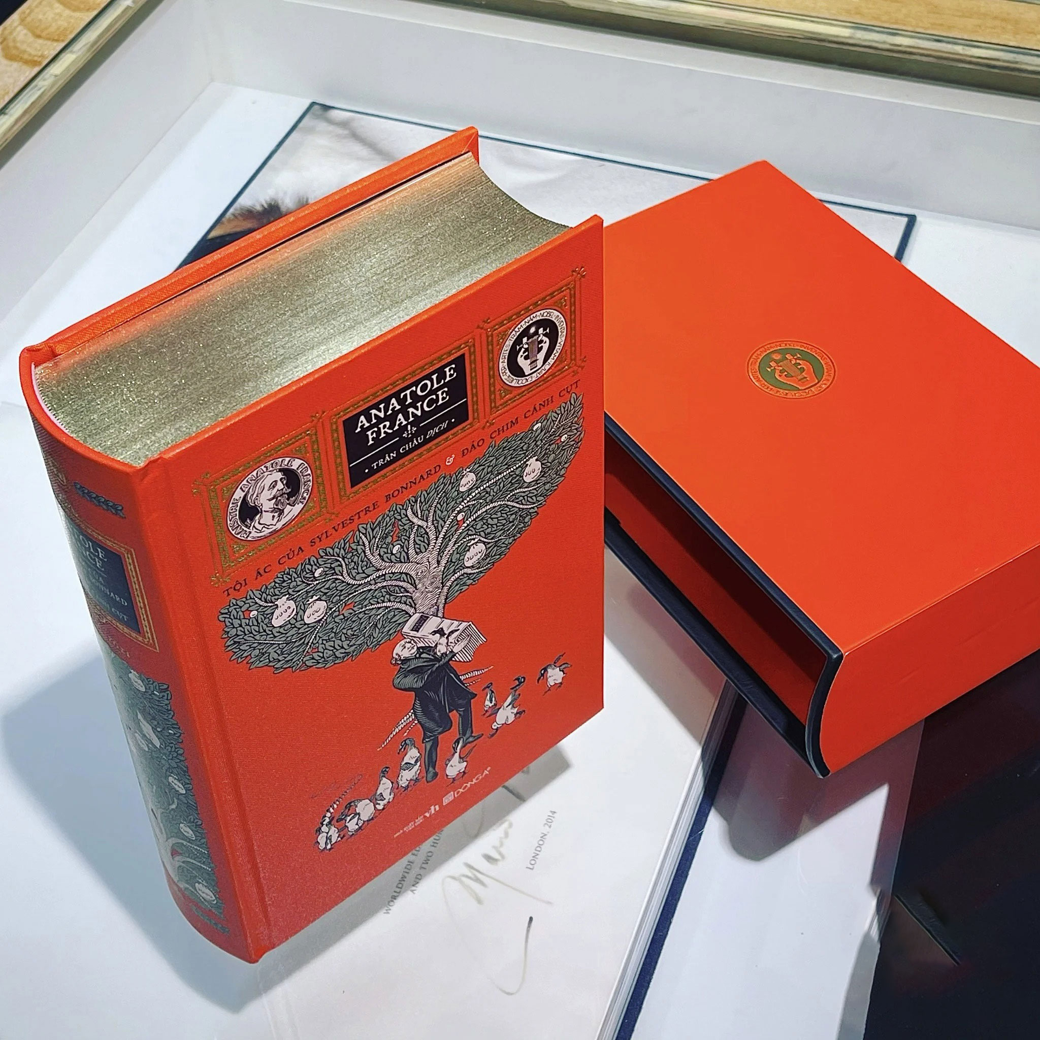 trăm năm nobel - tội ác của sylvestre bonnard và đảo chim cánh cụt - ấn bản giới hạn - bìa cứng - Ảnh 7