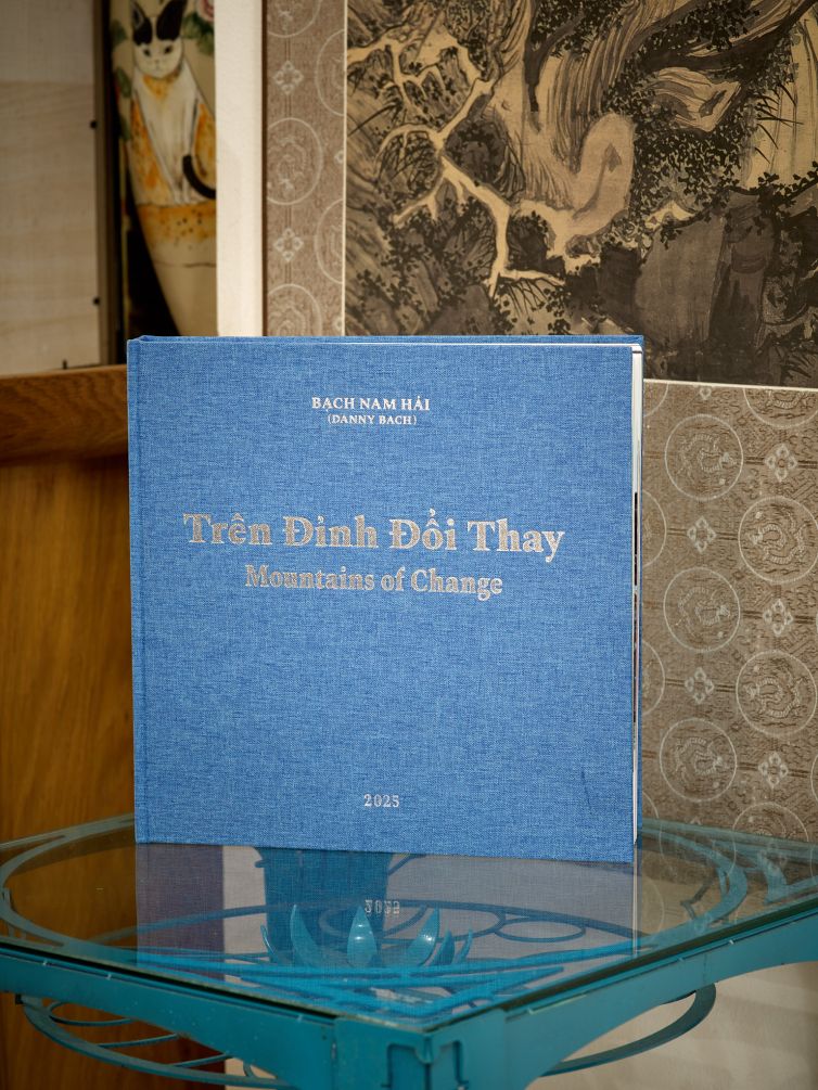 Tren Dinh Doi Thay - Mountains Of Change - Bia Cung - Ảnh 2