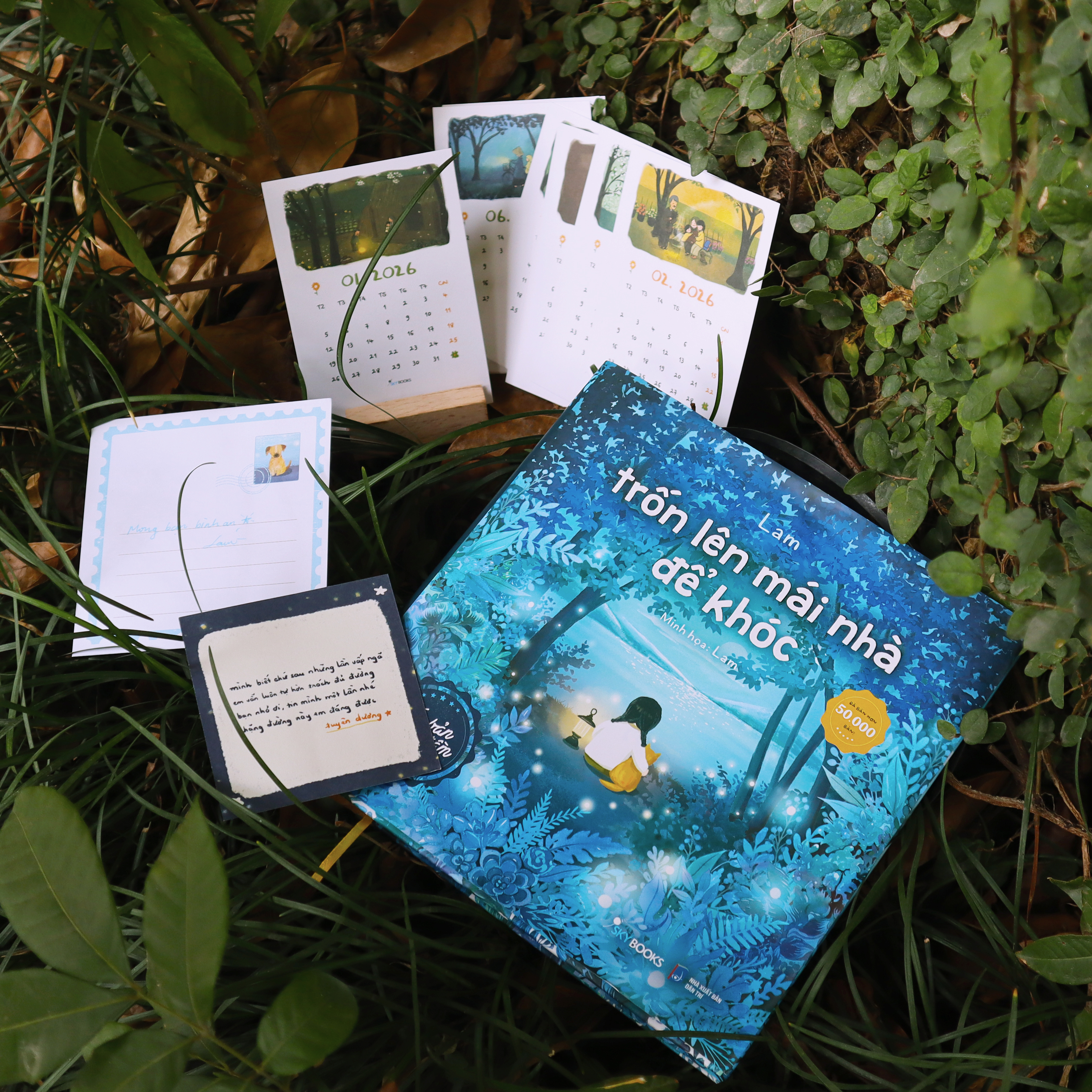 Trốn Lên Mái Nhà Để Khóc - Ấn Bản Sưu Tầm - Bìa Cứng - Tặng Kèm Bộ Lịch Mini 2026 Được Minh Họa Bởi Tác Giả + Đế Lịch Gỗ + Postcard Độc Quyền Có Chữ Ký Tác Giả + Thiệp Thông Điệp Ngẫu Nhiên - Độc Quyền Fahasa - Ảnh 6