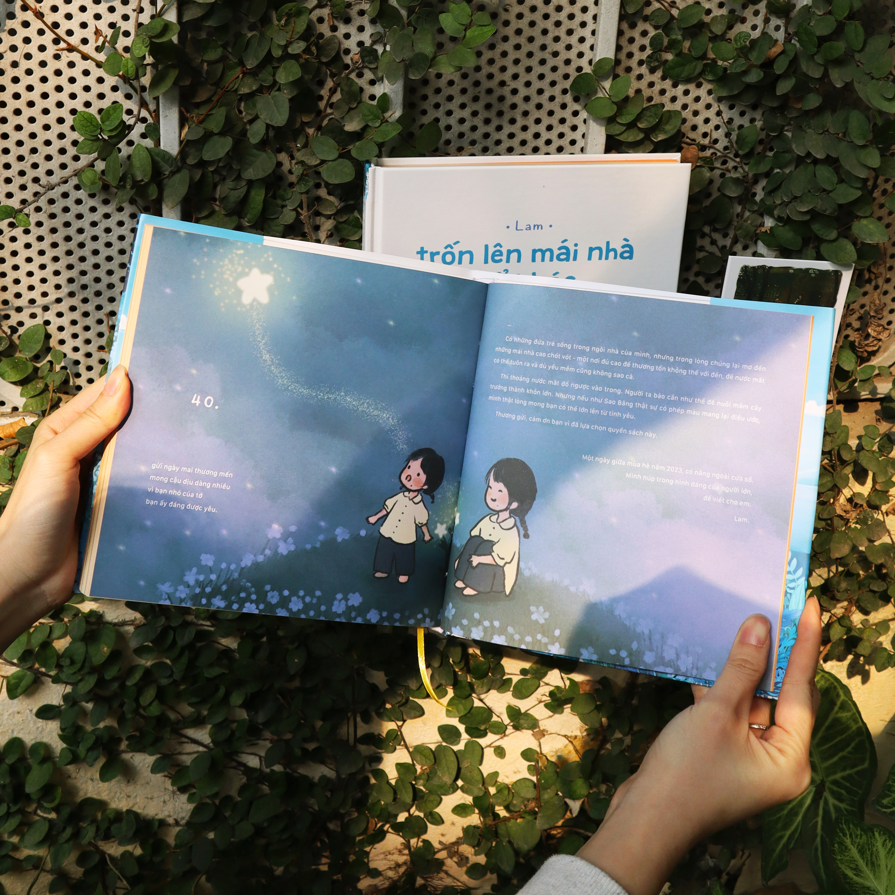 Trốn Lên Mái Nhà Để Khóc - Ấn Bản Sưu Tầm - Bìa Cứng - Tặng Kèm Bộ Lịch Mini 2026 Được Minh Họa Bởi Tác Giả + Đế Lịch Gỗ + Postcard Độc Quyền Có Chữ Ký Tác Giả + Thiệp Thông Điệp Ngẫu Nhiên - Độc Quyền Fahasa - Ảnh 8