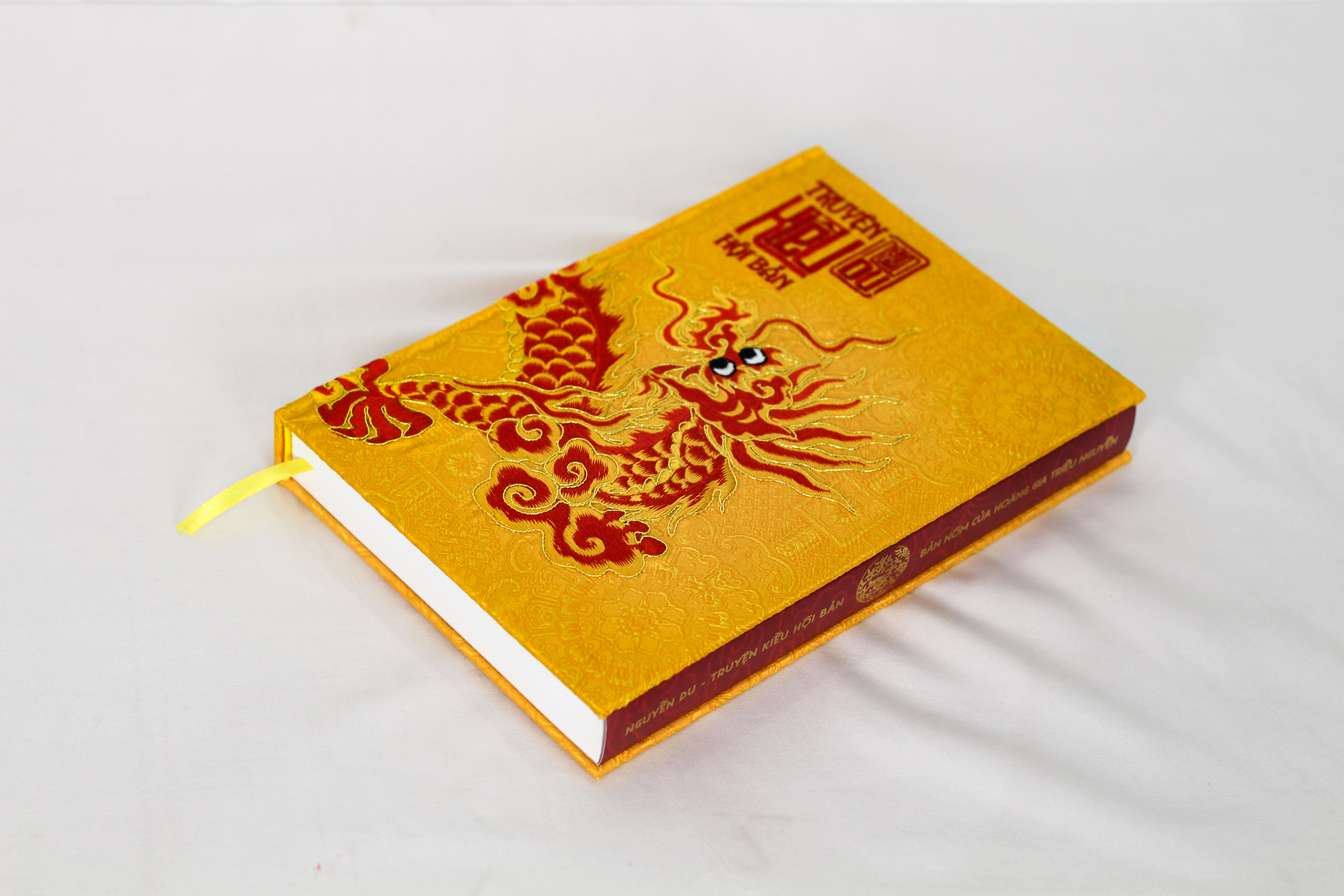 Truyen Kieu Hoi Ban - An Ban Hoa Tiet Rong Theu Tren Vai Gam - Ảnh 4