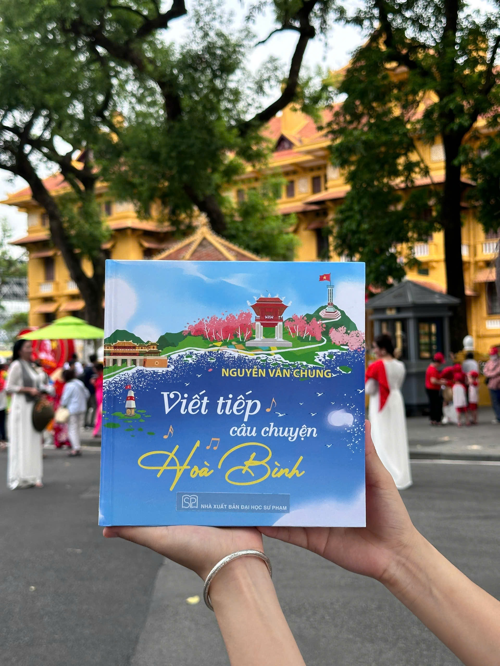 Viết Tiếp Câu Chuyện Hoà Bình - Bìa Cứng - Tặng Kèm Postcard Kèm Chữ Ký Tác Giả - Ảnh 10