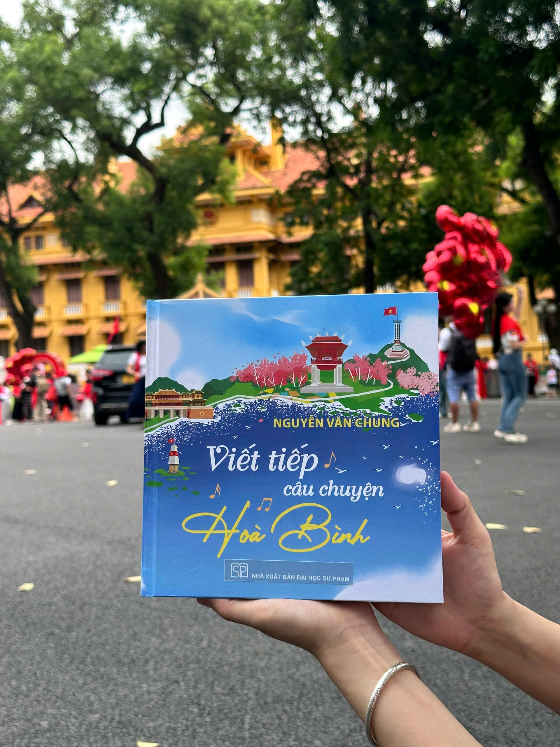 Viết Tiếp Câu Chuyện Hoà Bình - Bìa Cứng - Tặng Kèm Postcard Kèm Chữ Ký Tác Giả - Ảnh 8