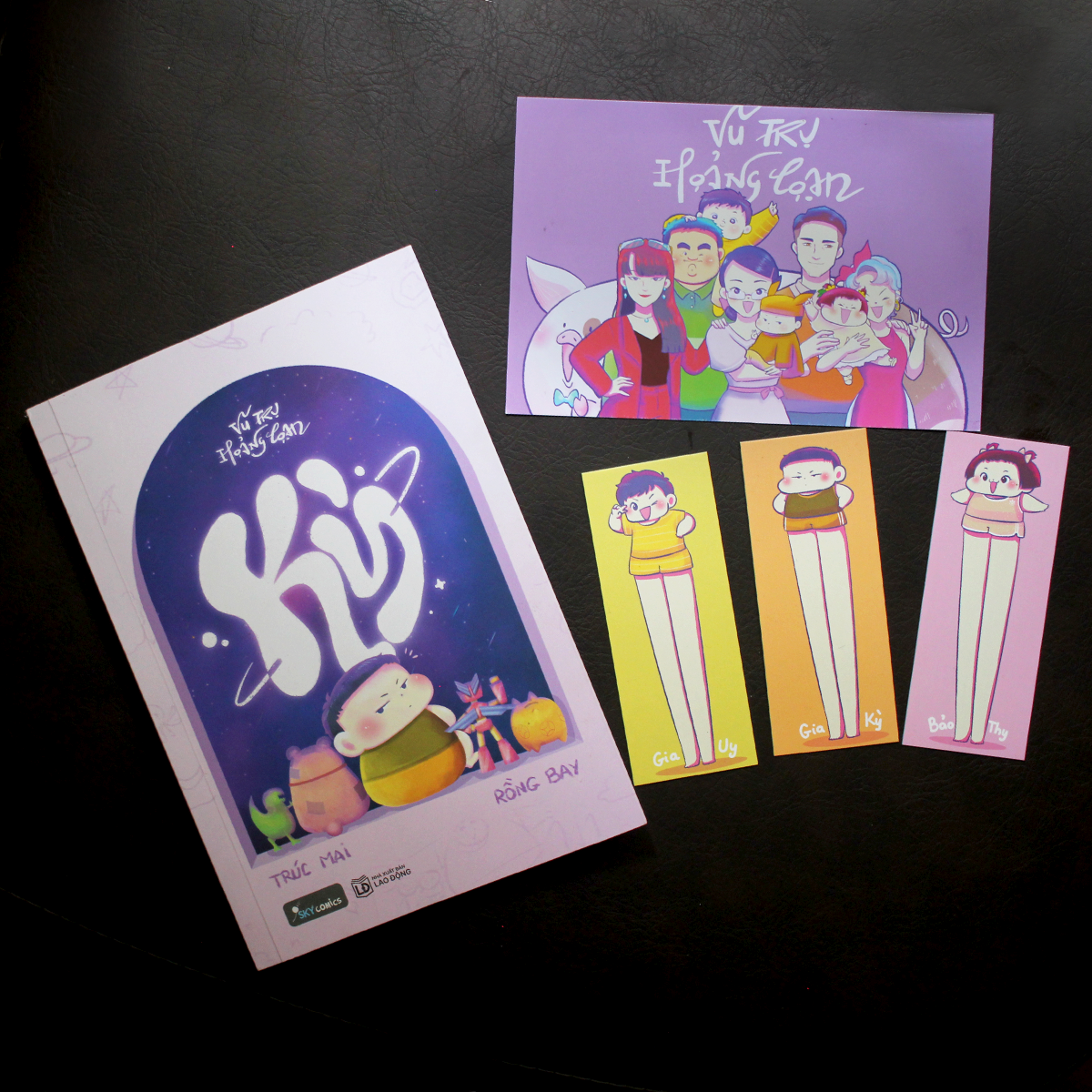 vũ trụ hoảng loạn - kỳ - tặng kèm 1 postcard 2 mặt + 3 bookmark 2 mặt bồi cứng - Ảnh 4