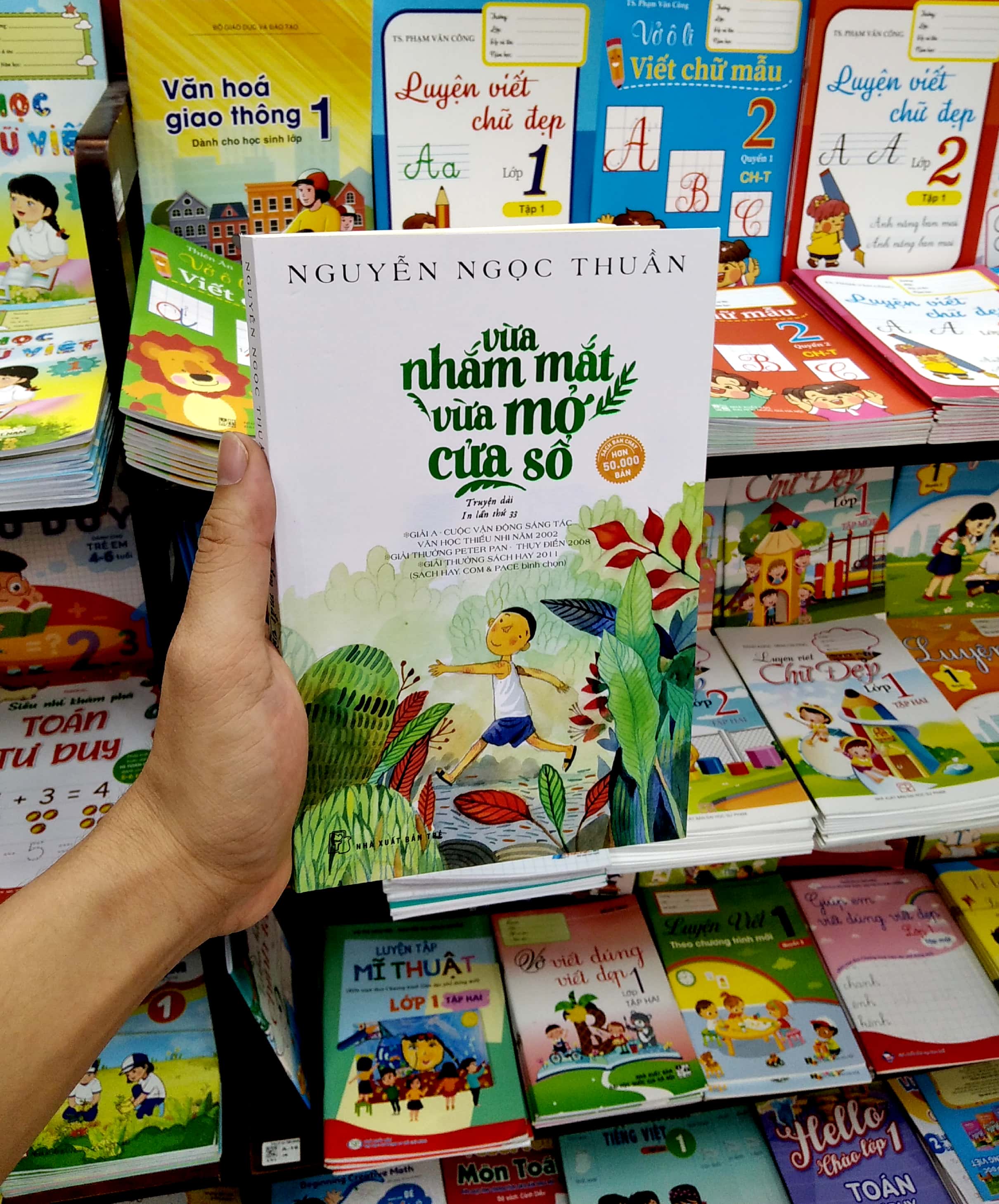 vừa nhắm mắt vừa mở cửa số (tái bản 2022) - Ảnh 7