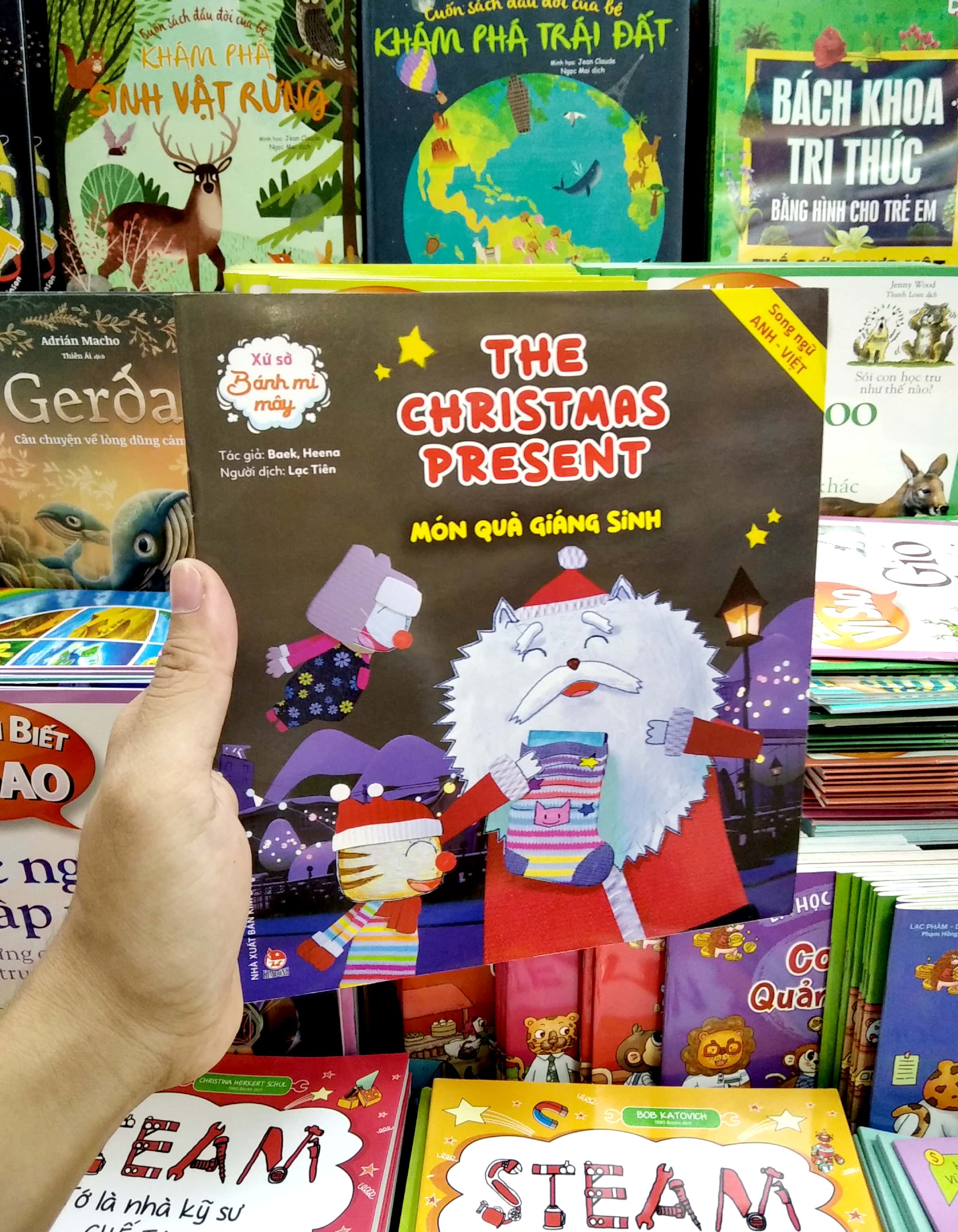 xứ sở bánh mì mây - the christmas present - món quà giáng sinh (tái bản 2020) - Ảnh 2